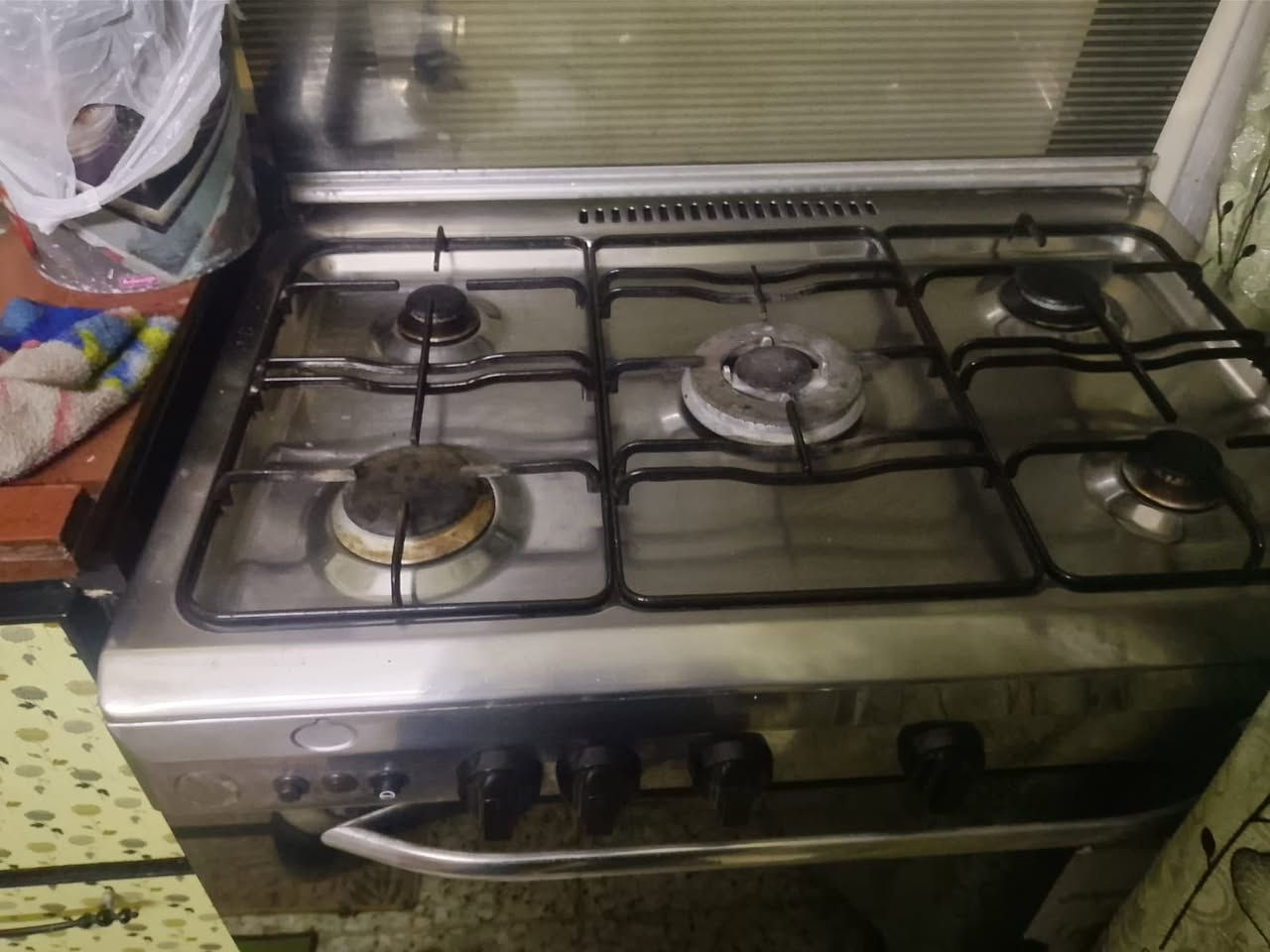 تخم 200.  كاونتر 150.  طباخ 150.  غرفه 500.    المكان حي البساتين. ***********
