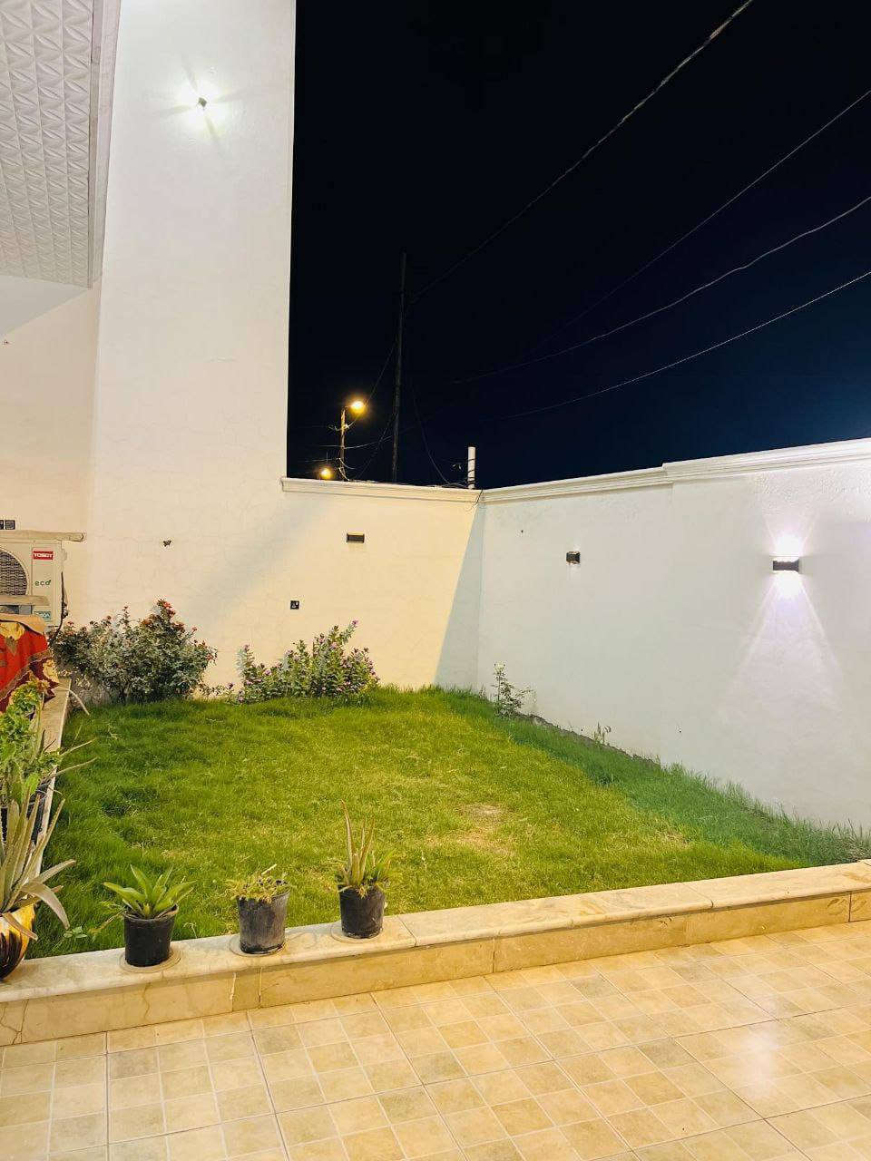 السلام عليكم بيت للبيع مساحته 240 متر طابو زراعي سند 25 طابقين الطابق الاول غرفتين  نوم وهول وصاله ومطبخ وصحيات والطابق الثاني غرفتين نوم وهول وصاله ومطبخ وصحيات وطارمه وحديقة البيت ركن تبليط العنوان زوير الغربي خلف البنزين خانه بته قريب على اليهوديه بناء حديث درجه اولى موقع مميز تفاصيل اكثر مكتب حكيم عبدالله للعقار والمقاولات *********** بي واتساب أو خاص موجود
