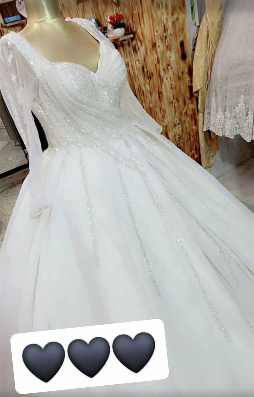 فساتين اعراس عدد 4 درجه اولى نظافه فوول وفساتين نيشان او خطوبه عدد٢
نوعيه ماركه الايطالي (اوركانزا)  كميه محدوده 
السعر خاص او الرقم ***********
