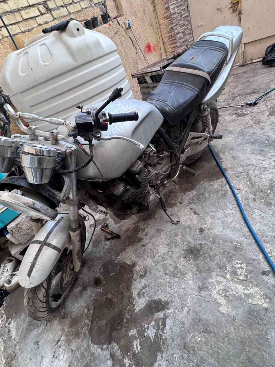 سلام عليكم بطح ياماها  جيل الاول 

 محرك الف و500 

بيه بيرن ونقص شوته  فقط دراجه شغاله بس تحمه ابيع كوم حديد عله وضعه سعر 700   وذا مراوس هم عادي 
بغداد الشعله
 تواصل ***********
