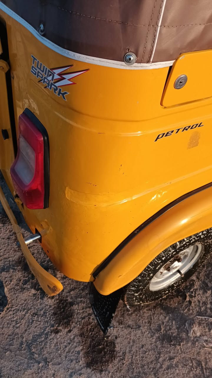 تكتك للبيع 22 شهر 6  كفاله محرك بيها بارد نضيفه وخير من الله
السعر خاص
***********
