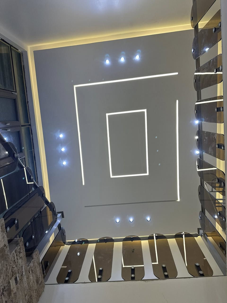 بيت 100 متر طابق واجد بناء جديد شغل جناي درجه اولى مطلوب لمصرف الاسكان يباع على شكل تطلوعه اي استفسار اتصل ***********
