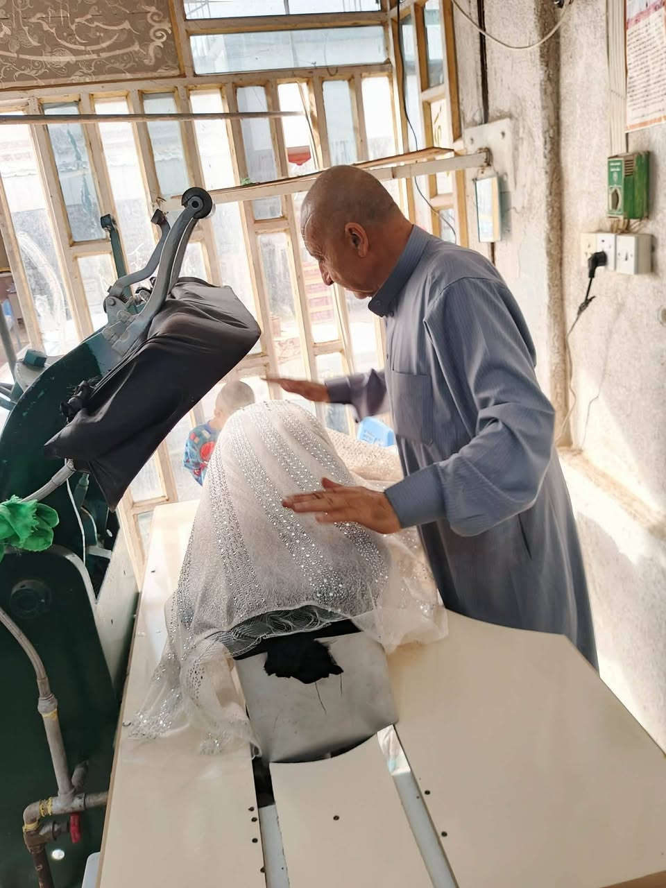 مكوى ام البنين الزبيديه السوق القديم محلات شعلان القديمه مستعد غسل وكوي بدلات الاعراس وملابس الافراح وكافة الملابس وباسعار مناسبة رقم التلفون ***********
