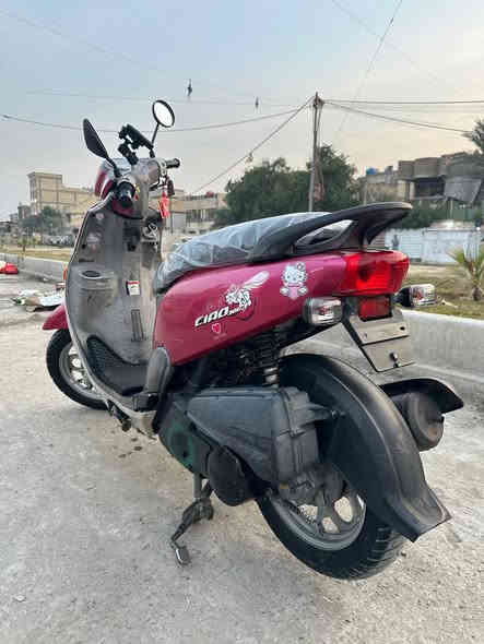 السلام عليكم 

دراجه فله لون مميز مكفولة كفاله عامه من كلشي مكينه وكفر وكلشي دراجه ختم واحد ويه المكينه كهربائيات كيجات شغاله مابيه نقص برغي 
عارضه 900 وبيه مجال مكاني مدينه الصدر قطاع 41 

        *********** بغداد
