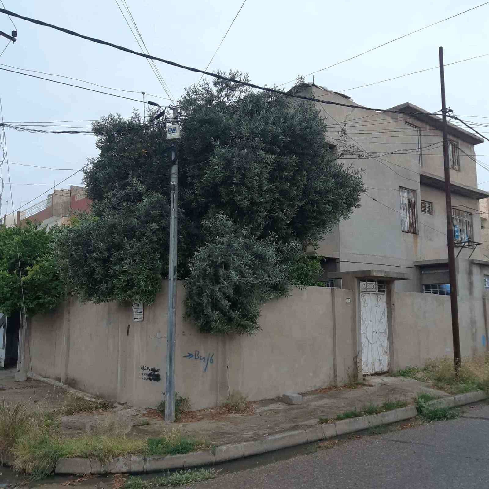 سلام عليكم
بيت طابقين للبيع في حي السكر قرب شارع المشجر 

مساحة البيت 158م ركن على شارع تبليط 

للتواصل واتساب

***********
