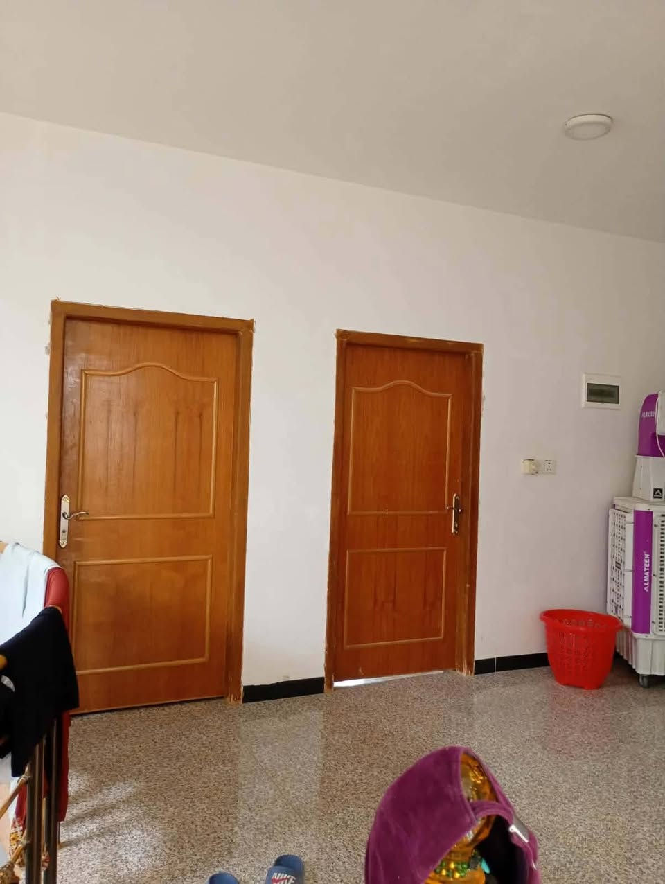 شارع 80 طريق النجف
فرع صيدليه 80 نموذجيه عرض الشارع 20 متر 

بيت طابو صرف مساحته200 متر

متكون من 4 غرف+ 4 مجمعات صحيه مطبخ هول 

كامل من كلشي+ بي اسواق شغاله ورزقها خير من الله //***********//*********** سعر 260وبي مجال
