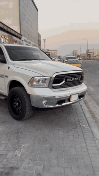 السلام عليكم دوم رام 2017 لارامي فول 
خليجي بيه صبغ جاملغ فقط اثر طخه دراجه 
سياره عليه دبل وطبلات وشمعات برفندر مرفعه 2 انج 
ويل xf 
سياره جاهزه من كلشي ومصروف هواي عليها
مكان السياره العماره 
اليعر 265$ 
*********** 
الجناي يعرف مواصفات السياره وسعر الامريكي عن الخليجي يختلف 
وتحياتي الكم 🤍
