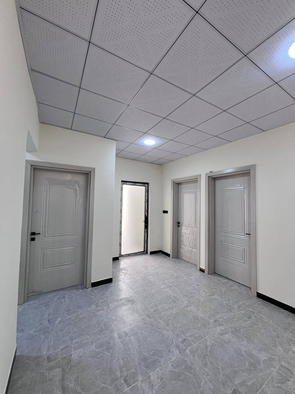 دار سكن بسعر 42 مليون
وقف سني مسجل أصولي 💯
#المساحة :: 100م السقف سندويج .
إبي الخصيب - مهيجران - قرب جامع الگرية .
#يحتوي :: طارمة . صحيات خارجية . صالة . مطبخ .
منور . صحيات داخلية . غرفتين منام . 
#البناء_حديث_2026 . كامل خدمات .
#للأستفسار :: ***********
