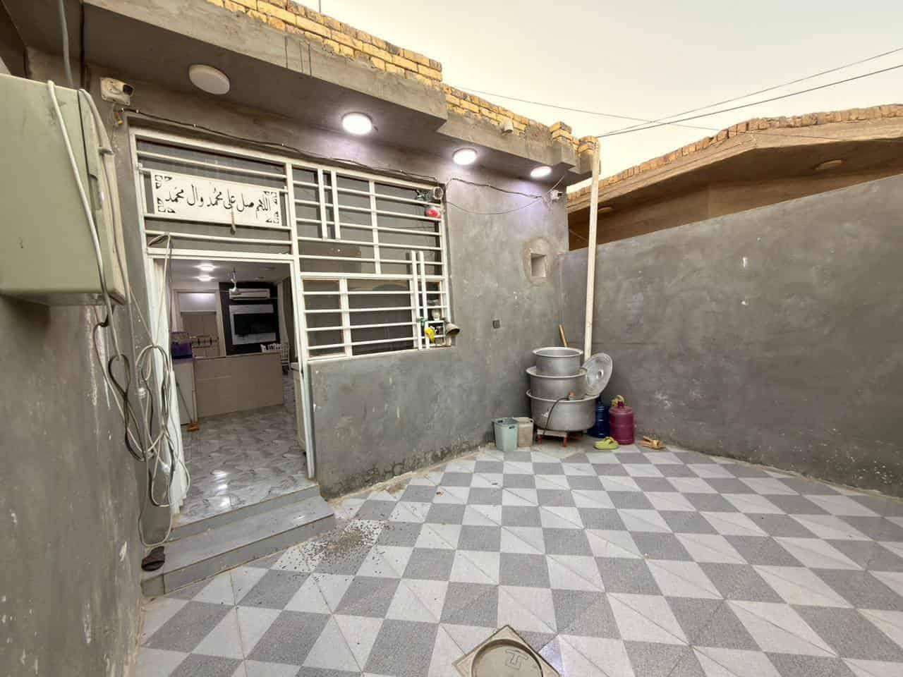 الدار للبيع 
زراعي سند ٢٥ مشمول بالتطويب 
يقع التقية الثالثة قرب مجمع الروان. يبعد عن التبليط. حوالي 40متر خدمات كاملة 
بناء حديث درجة اولى كونكرييت مسلح يباع مع الاثاث ويرهم بدون اثاث 
المساحة 100متر 5×20
طابق واحد غرفه وصالة ومطبخ  وحمام داخلي  وطارمه للاستفسار الاتصال

*********** يوجد واتساب
