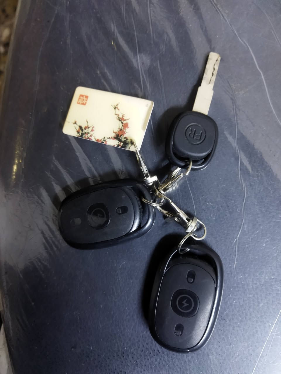 السلام عليكم 
دراجه كلاسيكيه 
حجم 14
الدراجه نضيفه جدٱ
بطاريت بحاله جيده 
شاحنه اصليه 
لايت زنون 
وياهه كارت 
وبصمه عدد2
وسويج
عارضهه 350
***********
