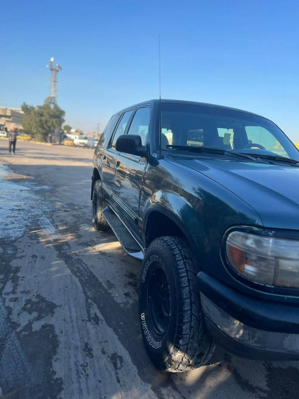 السلام عليكم،
معروض للبيع فورد إكسبلور موديل 1997 بحالة ممتازة:

🔧 *المواصفات:*
- مكينة جديدة 2500 VVTI
- تخم تاير أمريكي جديد
- بطارية جديدة
- جامات جديدة
- شاشة بلوتوث
- كهربائيات كلها شغالة
- لايت زينون عالي و واطي

 *الحالة:*
- السيارة مكفولة من الكص والضربة القوية
- نضيفة جداً وقوية، مناسبة للطرق الجبلية
- كير ومكينة مكفولات
- رقم مثنى إنكليزي، السيارة باسمي  (مكان السيارة بغداد). 

 *السعر: 65 ورقة*
 *للتواصل: ************
