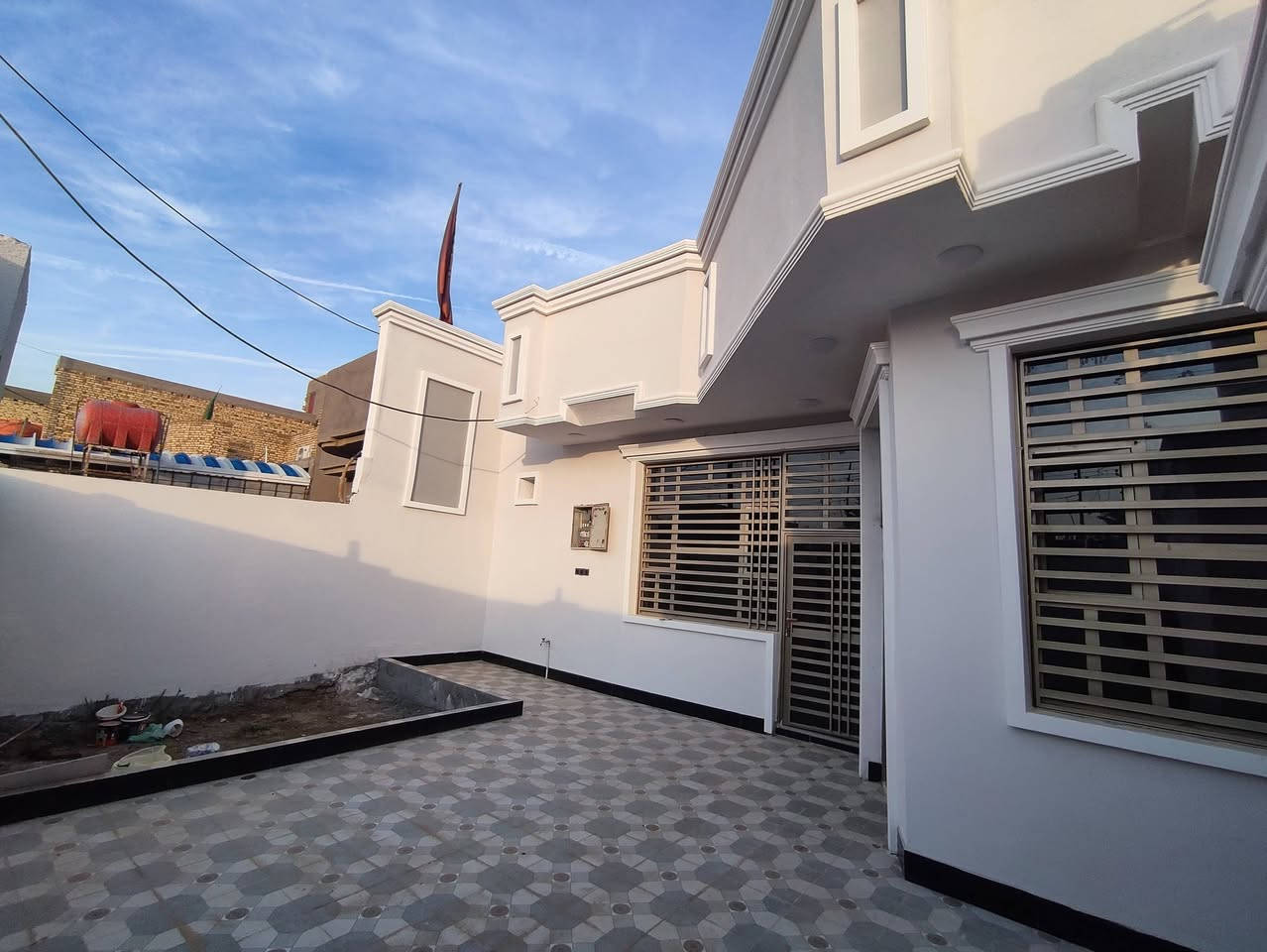 بسم الله الرحمن الرحيم
بيت مساحه 200 طابق واحد مكون من كراج صحيات خارجيه وداخليه استقبال مطبخ صاله غرف 2 
الموقع التفيج على شارع اربعين 
للاستفسار على الرقم التالي ***********
للاستفسار بشكل مفصل عند مكتب عقارات السبطين في شارع الحسينيه
