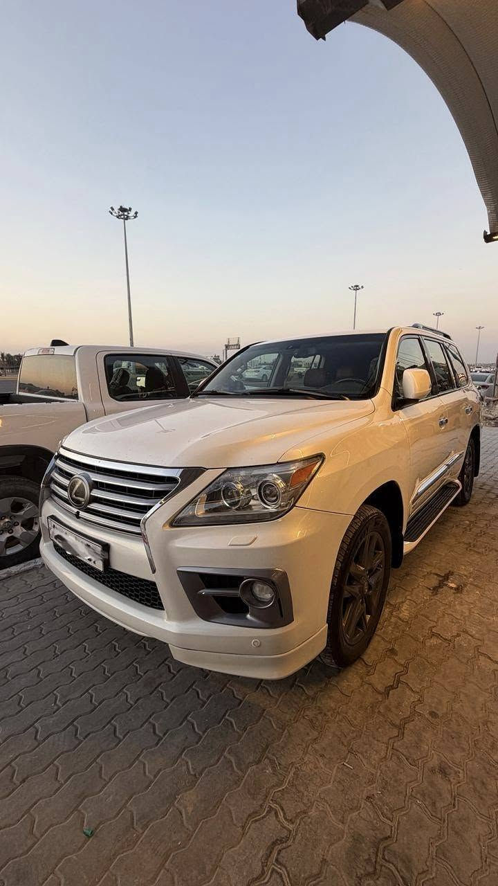 لكزس LX 570 موديل2013
سيارة فخمة جداً بحالة ممتازة، استخدام نظيف 
• المواصفات:
الموديل:2013
المحرك: V8 5700 سي سي
العداد:200,000  كم
• التجهيزات:
بصمة + تشغيل
نظام مانع انزلاق
شاشة + نظام ملاحة
5 كاميرات
رادار أمامي
فتحة سقف
داخل جلد فاخر قرميدي مع تدفئة وتبريد
ثلاجة
نظام صوت مميز
تحكم ستيرن + فوليوم
مرايا كهرباء
باب خلفي كهربائي (جك)
نظام قيادة (Eco / Sport)
حساسات أمامي وخلفي
• الحالة:
بدون صبغ
بارد بجاملغ الايمن
محرك بشرط مامفتوح
 لوك بالكامل
سيرفس كامل بدون أي نقص
4 إطارات جديدة
جاهزة ولا تحتاج أي مصروف

السيارة رقم بغداد انكليزي بأسمي 
السعر 370 وبيها مجال حگ الجية 
السيارة موجودة بالبصرة // للاستفسار +964 772 574 7813


**إذا كنت صاحب هذا الإعلان وتريد حذفه لأي سبب، رجاءا أرسل رسالة إلى الدعم الفني**