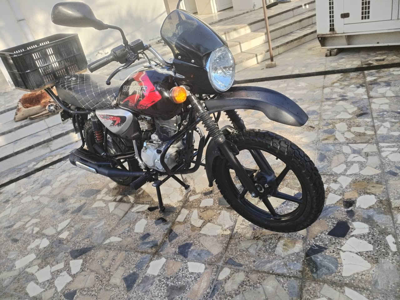 سلام عليكم بوكسر كماز للبيع موديل2023  مرقم كامل اي نقص مابي مكفول كفاله عامه 
***********
