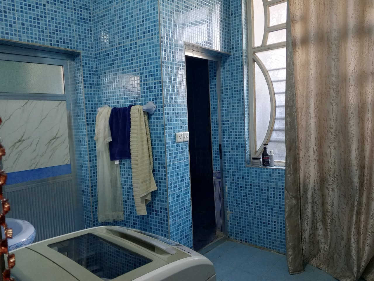 للبيع بيت مساحه 200 متر واجه 10 نزال عشرين البيت كلش جديد نقص واجه فقط العنوان بغداد كوريش قرب علوه الرشيد على خط سريع المربع الذهبي استفسار ***********
