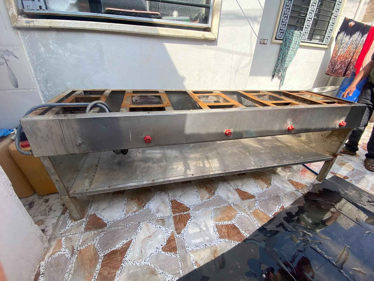 طباخ مطعم وشوايه دجاج للبيع ***********
