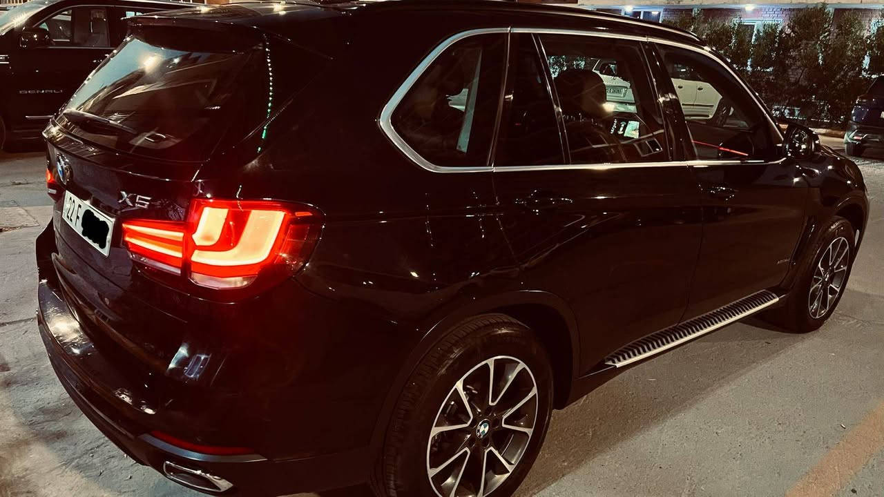 BMW X5 2018 –  حسب الرغبه وكالة العروش
للبيع او مراوس
الموقع: بغداد - حي الجامعه
 $السعر: 27500 

⸻

🔹 المواصفات العامة:

* الموديل: BMW X5
* السنة: 2018
* الوكالة: وكالة العروش 
* المحرك: 6 سلندر / V6
* السعة: 3.0 لتر
* القوة: ~ 340 حصان 
* نوع الدفع: دفع رباعي (xDrive)
* ناقل الحركة: أوتوماتيك 8 سرعات
* العداد: 297,000 كم
الكاميرا الخلفية
سقف بانورامي
صندوق كهربائي
التحكم على المنحدرات
كاميرا 360
فتحة السقف
بصمة
شاشة
التحكم التلقائي في درجة الحرارة
نظام بدء التشغيل
نظام فرملة الطوارئ
8 وسادة هوائية
المصابيح الأمامية ليد
مصابيح الليزر الأمامية
قفل مركزي للأبواب
مانع الانزلاق
عرض المعلومات على الزجاج الامامي
تدفئة مقود القيادة
لوحة قيادة رقمية
إنارة محيطية
التشغيل عن بعد
ABS
Drive
رادار
ستائر خلفية
كشافات ضباب
إضاءة ترحيب
إغلاق الأبواب الناعم
منقي هواء
التحكم الإلكتروني في الثبات
الضوء العالي التلقائي
المصابيح الأمامية التكيفية

‎🔹 الحالة:

* السيارة بحالة ممتازة
* صيانة دورية
* محافظة بشكل جيد (استخدام شخصي)
* كلين تاتيل بغداد, العراق


**إذا كنت صاحب هذا الإعلان وتريد حذفه لأي سبب، رجاءا أرسل رسالة إلى الدعم الفني**