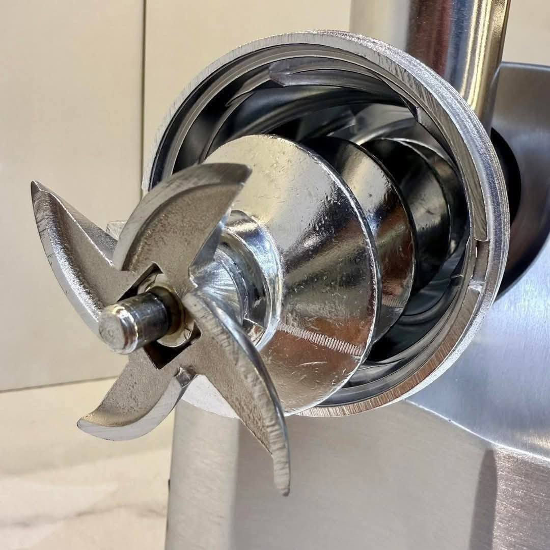 🔥 مثرامة لحم – شرط دشالي حديد 💪 🔥
قوة + تحمّل + أداء عالي 👌 سلفر ألماني 
✅ شرط دشالي حديد – عمر أطول
✅ 2200 واط – فرم سريع وقوي
✅ 3 مصافي: خشن / وسط / ناعم
✅ هيكل ستانلس ستيل
✅ ملحق سجق وكبة
السعر 100 الاف 
📍 العنوان:
الفلوجة – حي الجمهورية – تقاطع العيادة الشعبية مقابل مدرسة الجمهورية الابتدائية
معرض الراوي للتبضع
🚚 خدمة التوصيل:
داخل الفلوجة: 2000 دينار
جميع المحافظات: 5000 دينار
📞 واتساب: ***********
