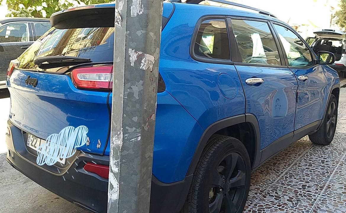 السلام عليكم 
جيب شيروكي ٢٠١٧ 

مواصفات 
محرك ٢٤٠٠ يعني اربع سلندر تنفس طبيعي يعني مو تيربو مو تيربو سياره 

كيرها ٩ نمر اوتوماتيك زائد عادي  

تحكمات استيرن 
سايد ابريك بصمه 
تبريد قطعتين 
شاشه عطلات 
كامره امامية وخلفيه 
ويل كب كروم 
سماعات دمام 
كشنات جلد 
لايتات زنون 
حاجب زنون 
بلاجكتور زنون 
بك لايت لد 
تبريد ثلج 
كير محرك مكفولات 
حدادية جديده 
ضرر موضح بصوره عندي سونار وصور حادثها موجود 
سياره رقم اربيل ب اسمي هزه وسنوية جديدة اتريد وكاله او تحويل حاضر 
مكانها الديوانيه ام الخيل
سعر  ١٢٧  
*********** ديوانية, القادسية
