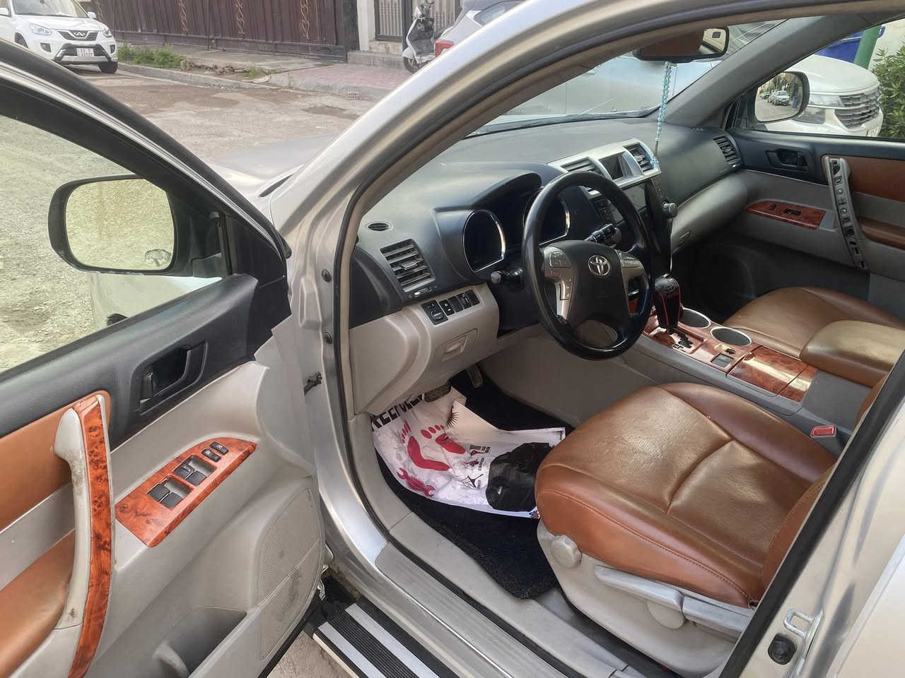 السلام عليكم
اخوان تويوتا هايلندر ٢٠٠٨ كلين بدون حادث مصبوغه صفحتين بسبب الشريط محدثة دعاميات لكزز استيراد خاص مكينه ٣٥٠٠ ثلاث قطع تبريد كير ومكينه نظيفات صدر امامي خلفي جديد تخم تاير جديد باتري جديد شاشه كبيرة مع تحكم تبريد داخل جلد مشمشي عمل درجة اولى لد نهاري السيارة خير من الله مكان السيارة بغداد السعر ١٥٠ للتواصل ***********
