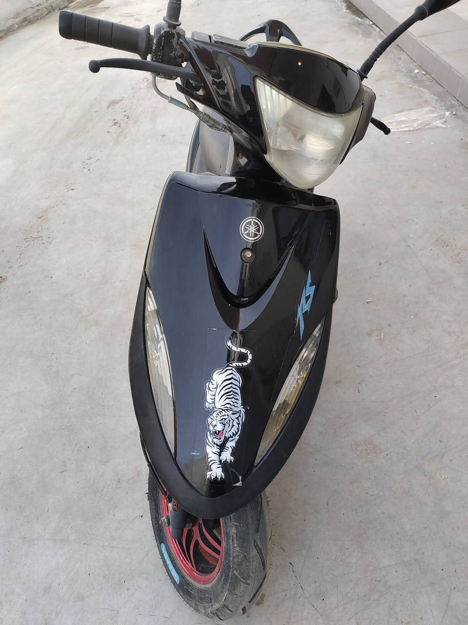 السلام عليكم
دراجه ماكس عدله 
مكينه بلاديه ما مفتوحه
كفرات شركه موجوده و مختمه ختم واحد
اول هندر تشتغل
بيها نقص 
1- باتري
2- ستاند
سعرها ب 900 
مكان الدراجه جرف النداف قرب محطه السلام 
الرقم *********** موجود رصيد و واتساب
