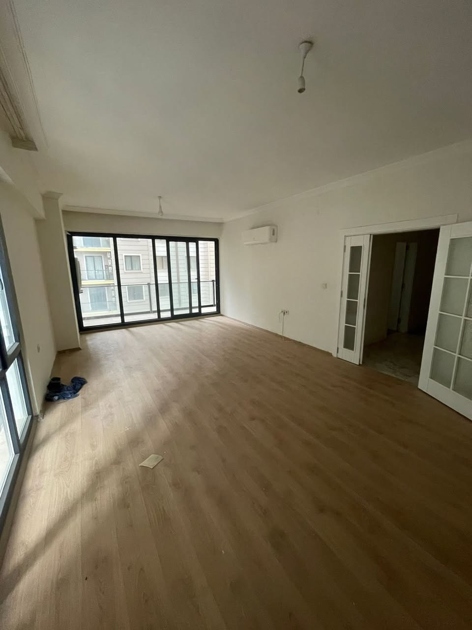 شقة للإيجار لالاڤ ستي ڤيو على شارع ١٢٠ مباشرة 
مساحتها ١٩٤ متر ٣+١  عدد الصحيات ٣ مع غرفة سويت 
السعر ٤٠٠ $ غير مؤثث 
للتواصل : ***********
