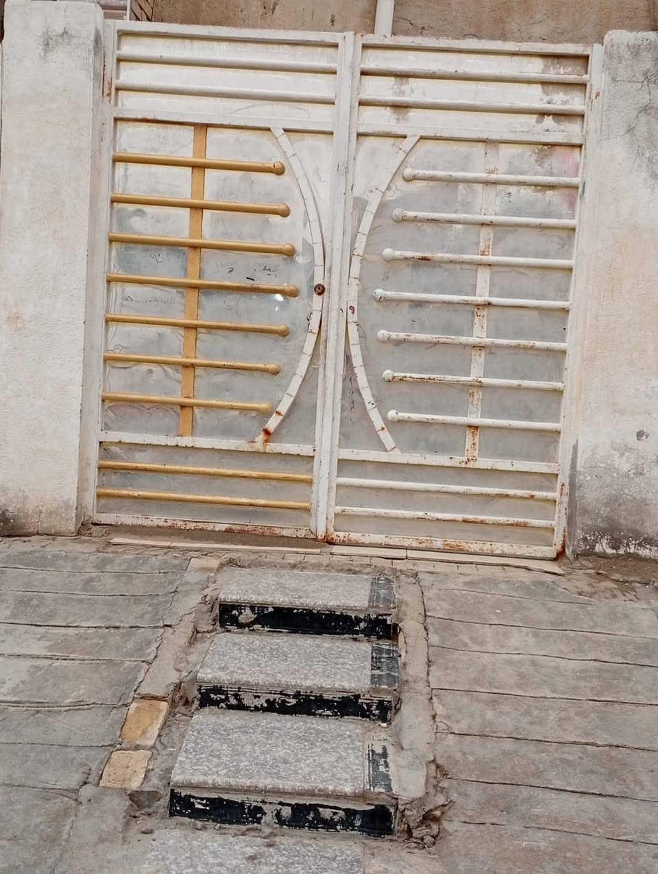 🏠 بيت للبيع – فرصة مميزة 🏠
📐 المساحة: ١٠٠ متر
صاله 
إستقبال
غرفه 
حمام 
وترك 
وصحيات برة 
طابق واحد 
لايوجد بي درج
📍 الموقع: العوفية – محافظة ميسان
📄 السند: موجود (طابو)
بيت مناسب للسكن العائلي
منطقة هادئة وقريبة من الخدمات
البيع جاد والسعر مناسب
📞 للاستفسار والسعر التواصل خاص


**إذا كنت صاحب هذا الإعلان وتريد حذفه لأي سبب، رجاءا أرسل رسالة إلى الدعم الفني**