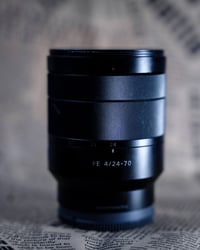 للبيع..  عدسه سوني 24 70 فتحة 4 ________________________________ عدسة ...