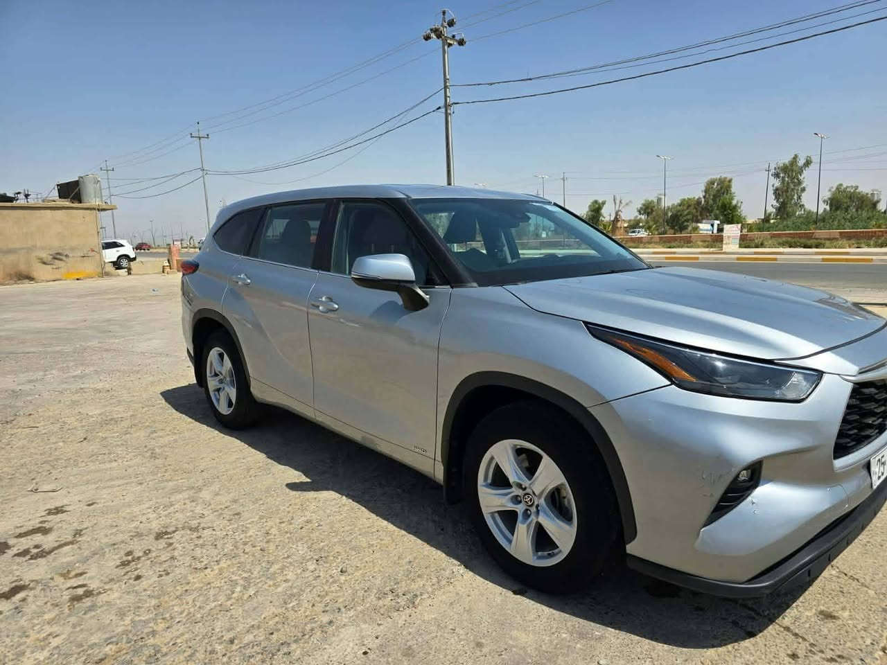 هايلاندر وارد أمريكي للبيع فقط
رقم السيارة : كركوك 

موقع السيارة : كركوك /قضاء الحويجة 

موديل: 2023 

السيارة بإسمي 

المواصفات:

محرك 4 سلندر توربو هايبرد

بصمة تشغيل 

بصمة ابواب دخول ذكي 

بريك كهربائي 

نظام اوتو ستوب 

نظام اوتو هولد 

وضعيات قيادة درايف مود سبورت .نورمال .ايكو 

مانع انزلاق تراكشن

نظام نزول منحدرات 

صندوك كهربائي 

رادار نقطة عمياء جانبي ‘

رادار خروج عن المسار 

رادار مانع تصادم امامي 

رادار خلفي للسيارة 

مقاعد صف ثالث يعني 7 راكب.  

شاشة كبيرة 

مداخل USB وتايبسي 

تحكمات ستيرن اوامر صوتيه فول 

4 تايرات جدد. 

والباقي عالشوف. 

رقم الشاصي:

5TDBBRCH1PS579077

الملاحظات: الچاملغ جهة السايق مبدل والسكن الخلفي تعديل بارد. 

صور الضرر مرفقة أدناه

رقم الهاتف:

  *********** / *********** 

السعر 285 ورقة وبيها مجال
