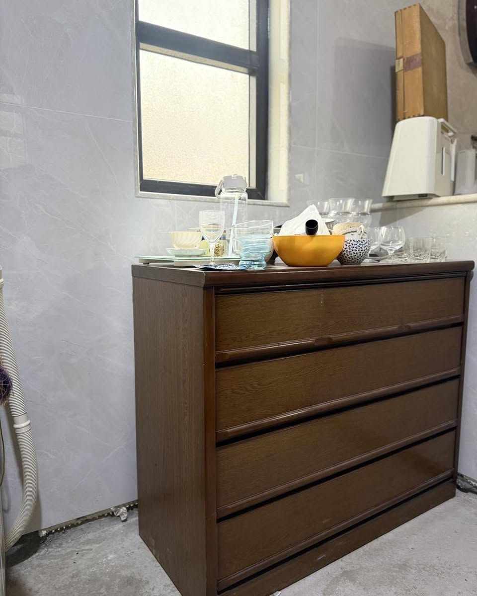 ميز مجرات
صناعه ياباني
(خزانة أدراج) كلاسيكية، وتتميز بتصميمها العملي والأنيق من خشب الزان أو خشب الجوز، وهي شائعة جداً في ديكورات غرف النوم. 
إليك بعض التفاصيل والمواصفات المشابهة لما يظهر في الصورة:
المواد: غالباً ما تُصنع هذه القطع من خشب الزان (Bois hètre) المتين، وتأتي بتشطيبات خشبية طبيعية تبرز جمال حبيبات الخشب.
التصميم: تتميز بوجود 4 إلى 6 أدراج واسعة للتخزين، مع مقابض مدمجة أو مقابض معدنية بسيطة تعطي لمسة عصرية كلاسيكية (Mid-Century Modern).


**إذا كنت صاحب هذا الإعلان وتريد حذفه لأي سبب، رجاءا أرسل رسالة إلى الدعم الفني**