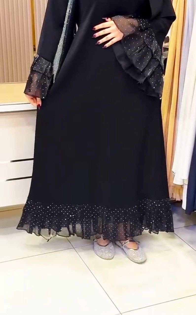 عباية بهالهيبة والسواد ميتكرر 🖤
أناقة هادئة بتفاصيل راقية ♣️
عباية بخامة كريب فاخر ولمسة شيفون منقّط بستراس
تخلي إطلالتچ ملكية بكل خطوة ✨
✔️ قصة أنيقة ومريحة
✔️ خامة راقية تناسب كل الأوقات
✔️ تصميم فخم يبرز الذوق العالي
اختاري التميّز… واختاري الأناقة اللي تليق بيچ 👑🖤


**إذا كنت صاحب هذا الإعلان وتريد حذفه لأي سبب، رجاءا أرسل رسالة إلى الدعم الفني**