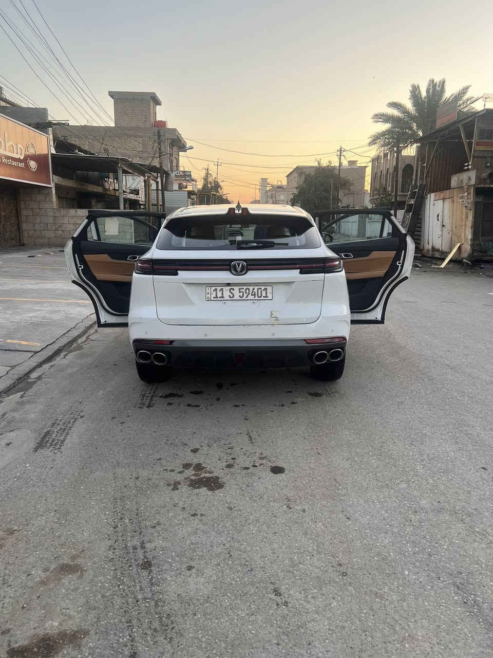 للبيع او المرواس السعر 165 للبيع والمراوس حسب القناعة 
*********** واتساب 
***********
الأداء والمحرك:المحرك: 4 أسطوانات سعة 2.0 لتر تيربو.القوة: 233 حصان.عزم الدوران: \(390 \text{ نيوتن متر}\).ناقل الحركة: أوتوماتيكي من 8 سرعات (Aisin).نظام الدفع: دفع رباعي.التصميم الخارجي:الإضاءة: مصابيح أمامية وخلفية من نوع LED بالكامل مع إضاءة نهارية مميزة.الجنوط: رياضية قياس 21 بوصة.المرايا والأسقف: فتحة سقف بانورامية واسعة، مع مرايا جانبية كهربائية قابلة للطي.المقابض: مخفية تخرج تلقائياً عند الاقتراب من السيارة.الداخلية والتقنيات:المقاعد: جلد فاخر، مع دعم خاصية التدفئة والتبريد للمقاعد الأمامية.الشاشات: مقصورة قيادة رقمية متطورة مع شاشة وسطية كبيرة للمعلومات والترفيه.النظام الصوتي: نظام فاخر من (Sony) مع مكبرات صوت مدمجة في مساند رأس السائق.المكيف: أوتوماتيكي ثنائي المناطق مع نظام تنقية الهواء.السلامة ومساعدة السائق:الكاميرات: نظام كاميرات محيطية بزاوية 360 درجة (رؤية بانورامية).القيادة الذاتية ومساعدة السائق: مثبت سرعة متكيف (رادار)، نظام التحذير من الاصطدام الأمامي، ونظام مراقبة النقطة العمياء. رحمة ال والديك مو شراي لدوخني
