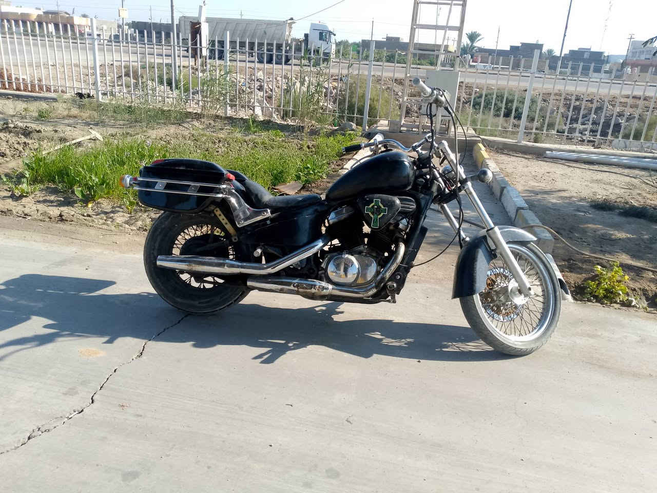 هوندة ستيد ببر مزودة جاملغ دراك ستار  رقم وسنوية بسمي ارقام نكليزية بس على الاستلام حالين بيه لوحات عربيه سنويه جديدة بيهة خربطة كهربايات تجي نار فجئة تروح مكينه مكفولة كفالة عامة لادخان لاتنقيص للبيع سعر 1300قفل قفل مكاني بصرة تجي تحملهة وتروح تريد بس الشاصي هم يرهم للبيع وتوصيل موجود ***********
