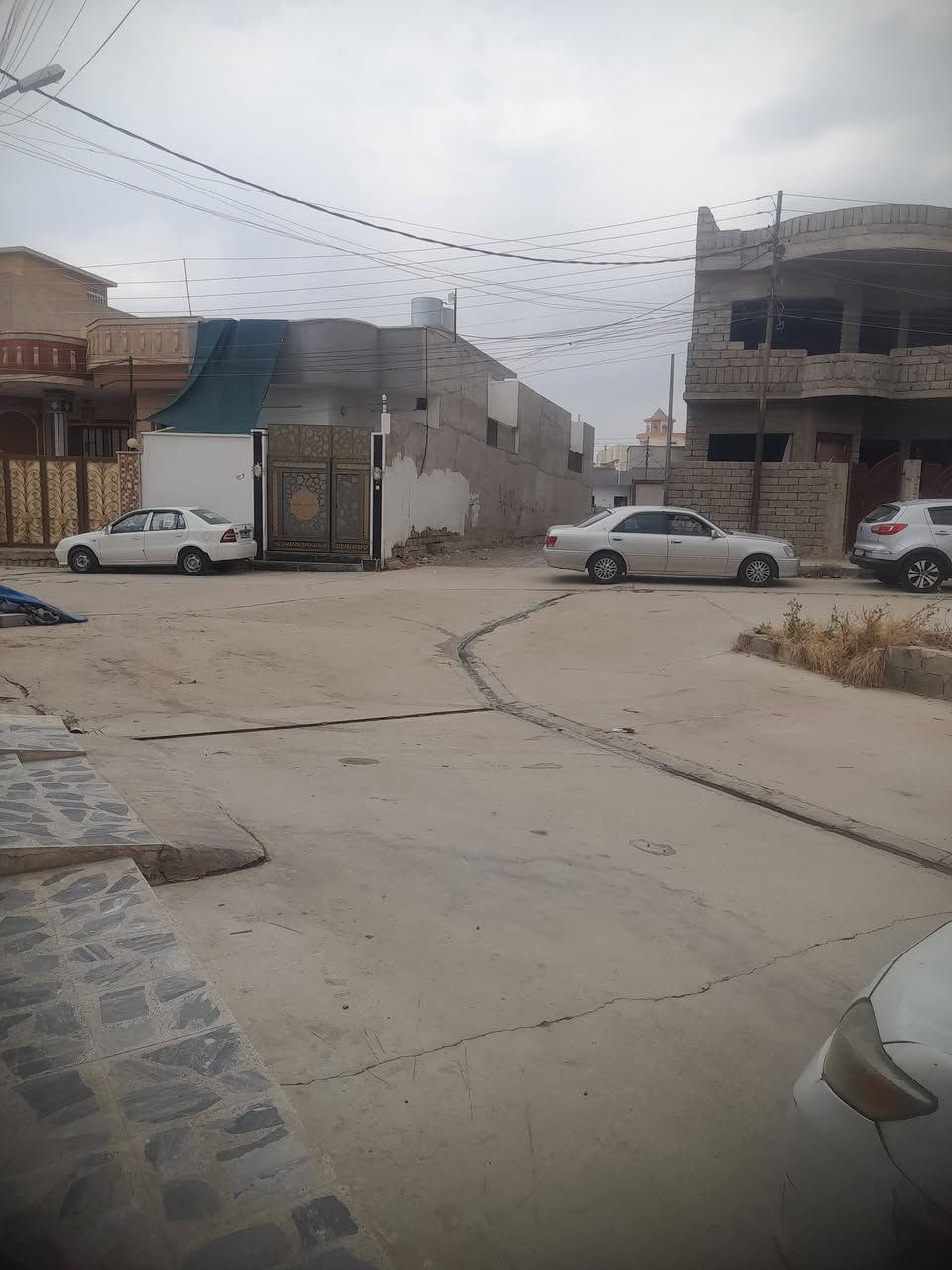 دار للبيع حي النسيم قبل مستشفى إبن سينا مساحه ١٥٠م ركن طابقين يحتوي على ٤غرف نوم وهولين و استقبال ومطبخ وصحيات في طابقين وكراج وحديقة صنف الدار بستان ملك صرف بي كرت بلدية             للإستفسار اكثر الاتصال على الأرقام 
***********
***********
ابو سيف 
ابو شهاب 
***********
***********
أو مراجعة المكتب حي الحدباء نهاية سايدين المضخة مقابل مجمع شقق الحدباء مكتب ابو شهاب للعقار وقت الاتصال من الساعه العاشره صباحا إلى العاشره مسآء وشكرا

