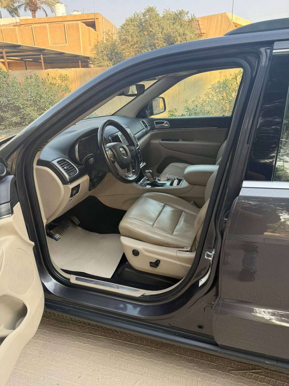 سلام عليكم جيب لا ريدو وارد امريكي فول واحد على واحد اخوان صوره الحادث بل منشور والسونار هم بل منشور بيه تبديل بابين الجه اليمنه بل عراق السياره بدون اي داخل ماشي 100 رقم بغداد جديد اخوان الريد تفاصيل يتصل او بيه خير ويدلل شرط مكينه كير حدادي على الشركه موديل 2020 الله وكيلك دينار مذب عليه سعر 220  رقم تلفوني ***********
