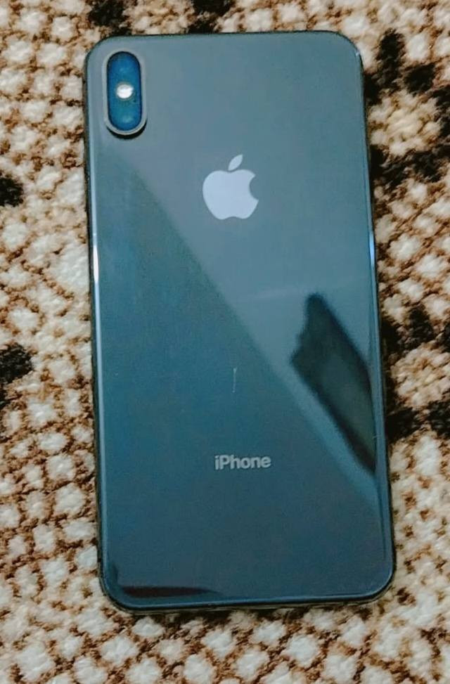 ايفون اكس ماكس 
ذاكره 64
البطاريه 100
فقط الكامره الخلفيه والفلاش ما يشتغل 
السعر 80 الف 
واتساب ***********
