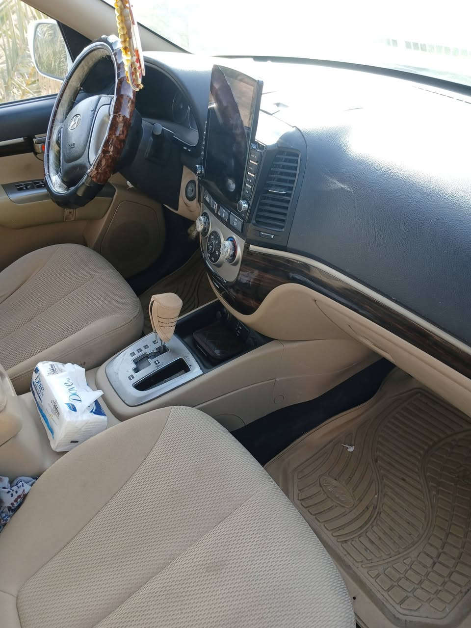 السلام عليكم 
سنتافي موديل 2011خليجي 4سلندر كامل مواصفات فتحت سقف تحكم ستيرن تبريد حداديه جديده مكفوله من الصبغ بيه فقط بالبنيد شبرين رقم اربيل تحويل او وكاله مباشر 
التفاصيل الاتصال ***********/***********
