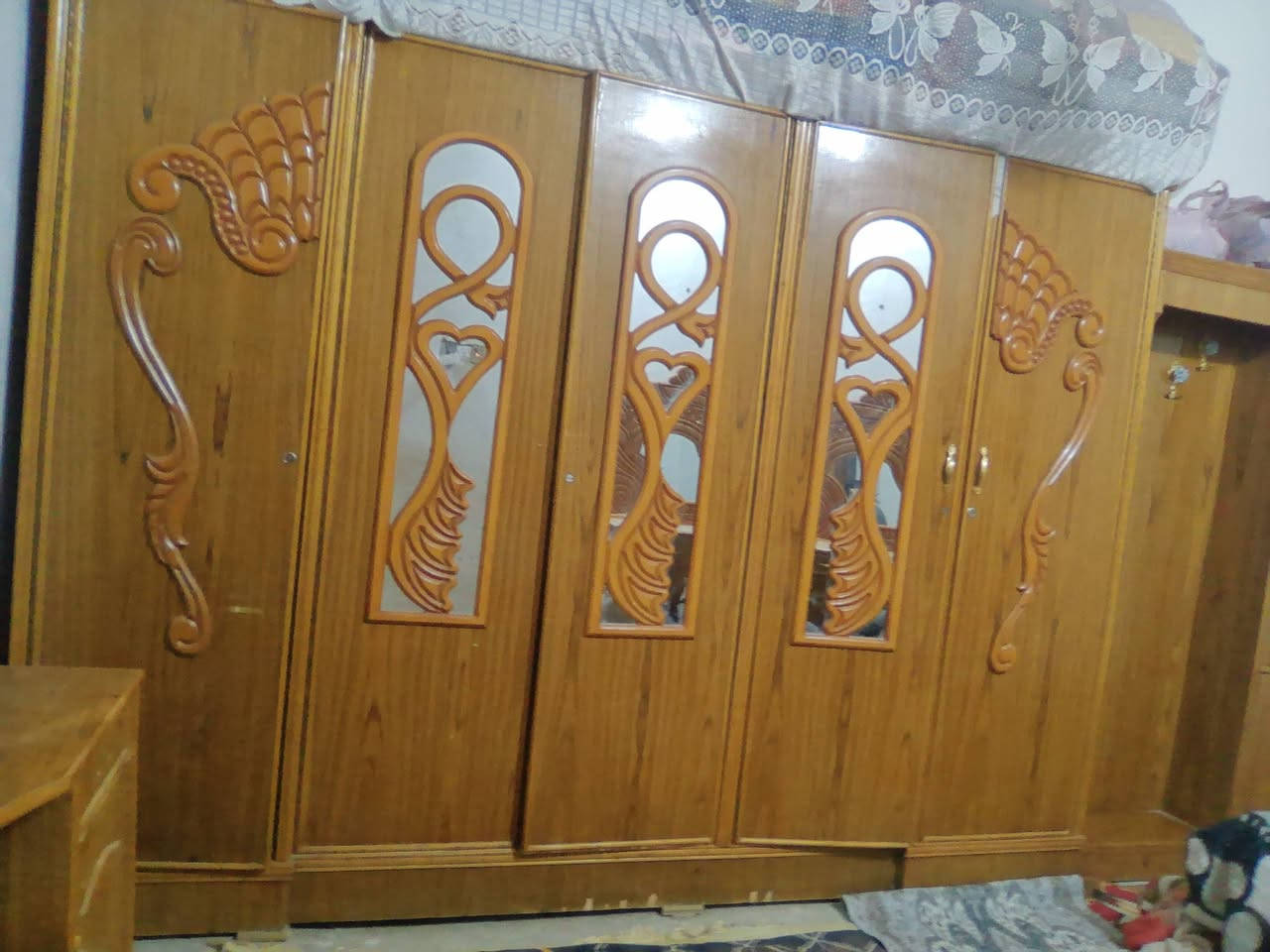 سلام عليكم غرفة للبيع كنتور خمس بيبان نضيفه عوزها بس شوي ترتيبات سعرها 800 
رقم :***********
