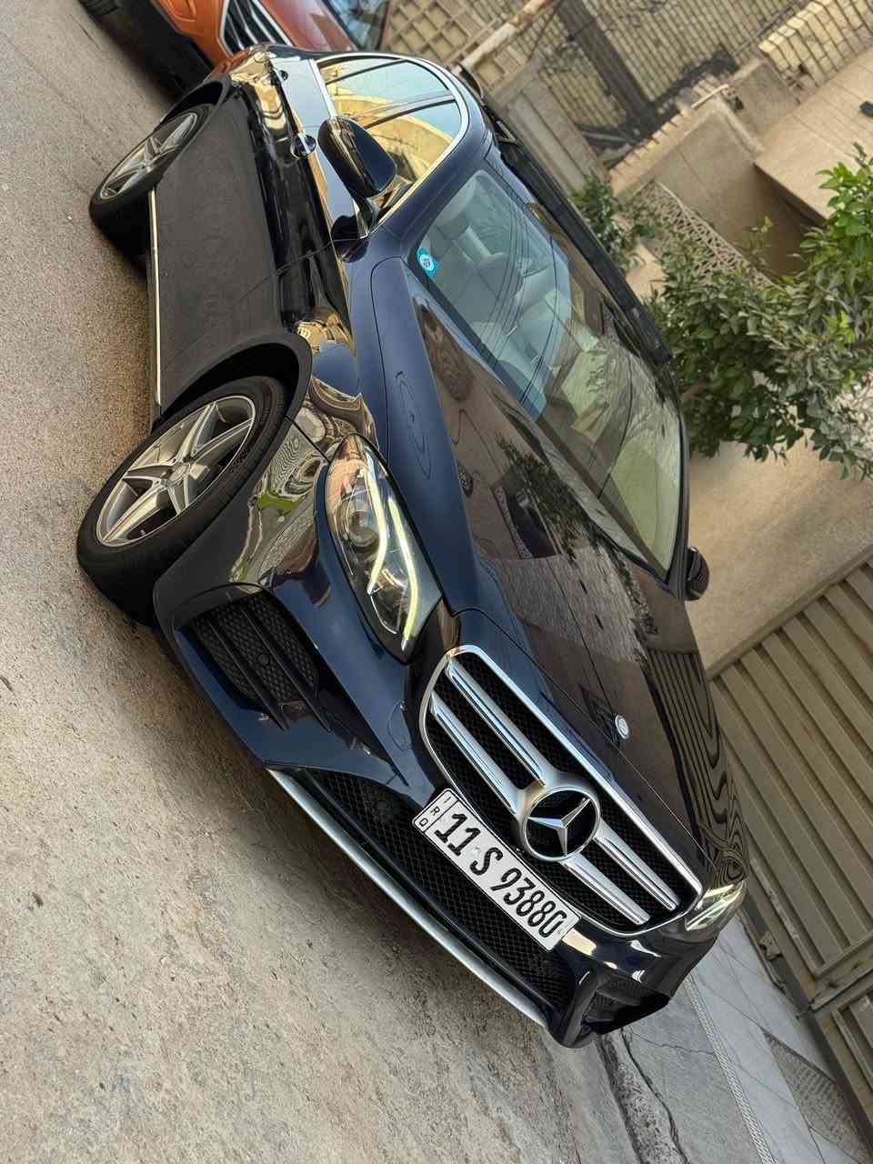 للبيع مارسدس  E300 موديل 18 حادث بسيط بدون ايرباك ضمان دولي بصمتين رقم بغداد حرة باسمي هزة جديدة مواصفات:
بانوراما 
داخل جلد ابيض + صاج ملكي
شاشة+ كامرا دوارة
داخل انارة متغير 64 لون + انارة تبريد
كشنات خزن ميموري ثنينهن + كهرباء
تدفئة كشنات
شحن لاسلكي واير ليس
سيتم صوت BURMESTER
حساسات ٣٦٠ درجة
دبل ماوس تحكم
انارة داخلية led
رادار جانبي + نقط عمياء
رادار امامي + تحديد مسار
نظام Auto park
نظام Auto stop
مودات قيادة(eco,comfort,sport,custom)
جنطة كهرباء
وباقي المواصفات المعروفة والسيارة جديدة وكاملة مكملة اي نقص مابيهة (صفر مسج) وماشية ٦٠ الف وحادثهة كلشي بسيط جاملغ وبنيد ومبدلات اصليات نفس اللون بدون صبغ بدون دواخل وايرباك  وصور الحادث موجودة عندي عالخاص والسعر 250$ للاستفسار ***********
