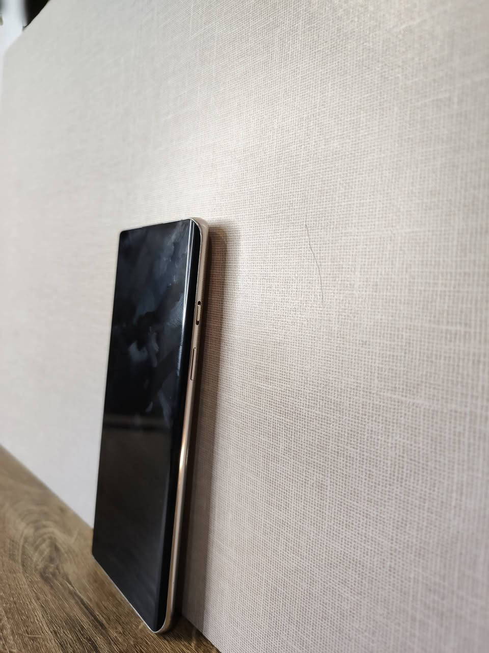 الجهاز الظاهر في الصور هو OnePlus 8
اللون المميز جداً للظهر يسمى Interstellar Glow (وهو لون متدرج يعكس ألوان الطيف وقريب من ألوان الغروب).
إليك المواصفات والمعلومات العامة الرئيسية للجهاز بناءً على واجهة النظام المفتوحة في الصورة:
⚙️ الأداء والعتاد الداخلي
المعالج: Qualcomm Snapdragon 865 ثماني النواة (يدعم شبكات الـ 5G).
ذاكرة الوصول العشوائي (RAM): تأتي بحجم 8 جيجابايت.
ذاكرة التخزين الداخلية: 128 جيجابايت.
نظام التشغيل: يعمل بواجهة OxygenOS 13.1 المبنية على نظام أندرويد.
📱 الشاشة والتصميم
حجم الشاشة: 6.55 بوصة، وتأتي منحنية الأطراف (Curved) مع ثقب للكاميرا الأمامية في أعلى اليسار.
نوع الشاشة: Fluid AMOLED بتردد 90 هرتز لشاشة سلسة جداً أثناء التصفح والألعاب.
📸 الكاميرات
الكاميرا الأمامية (السيلفي): بدقة 16 ميجابكسل.
الكاميرات الخلفية (ثلاثية):
كاميرا أساسية بدقة 48 ميجابكسل.
كاميرا بزاوية واسعة (Ultra-wide) بدقة 16 ميجابكسل.
كاميرا ماكرو (لتصوير الأشياء القريبة) بدقة 2 ميجابكسل.
جهازك OnePlus 8 يدعم تشغيل لعبة ببجي (PUBG Mobile) بسلاسة فائقة تصل إلى 90 فريم (90 FPS) عند اختيار إعدادات الجرافيكس على Smooth (سلس).
سعره 190 فقط وبي مجال . ***********
