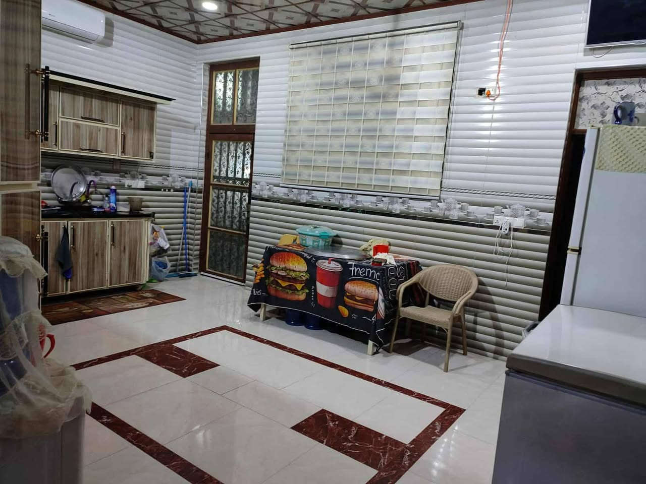 ---
للبيع بيت في حي الفرات – طريق السنية السياحي قرب الطاقة الشمالية

 المساحة: 550 متر

البيت يحتوي على:

غرفتين نوم 

صالة واسعة 

مطبخ 

استقبال 

صحيات داخلية وخارجية

حديقة بمساحة واسعة ومرتبة  

البيت يتميز بموقعه الحيوي وهدوئه بنفس الوقت، قريب من الخدمات والطريق السياحي.

.. للتواصل ع الرقم ***********
