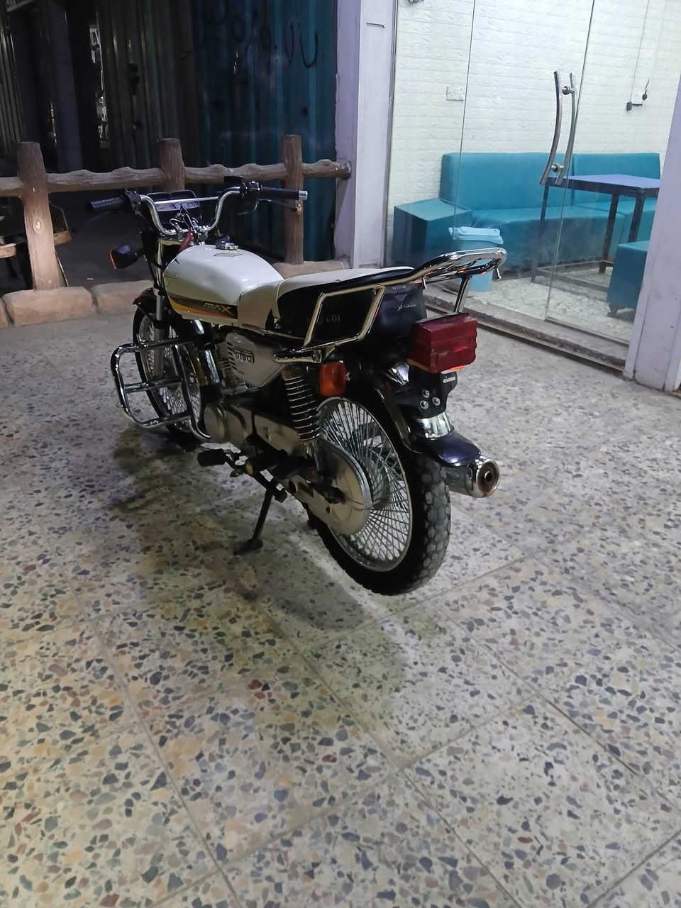 سلام عليكم دراجه للبيع 2023 دراجه جديد كهربائيات كلهه شغاله مكينتهه جديده او ما مفتوحه اوراقهه موجودة  الدراجه عوزهه دبلات الكدام واكفات فقط السعر 425 او بيهه مجال بسيط مكانهه بغداد/ للستفسار ***********
