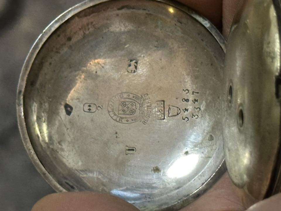 الوكيل المعتمد: يظهر على الميناء بوضوح اسم "SERKISOFF & CO CONSTANTINOPLE" (سركيسوف وشركاه - القسطنطينية). كان سركيسوف هو الوكيل الحصري لشركة Billodes (التي أصبحت لاحقاً Zenith) في الدولة العثمانية.
• سنة الصنع التقريبية: بالنظر إلى الأرقام التسلسلية ونوع الميناء المزين بالزهور، تعود الساعة إلى الفترة ما بين 1885 و 1895.
• الميناء (Dial): الميناء مصنوع من المينا (Enamel) الأبيض، ويتميز بالأرقام "العثمانية" (التي تشبه الرموز)، وهو مصمم خصيصاً للسوق التركي والعربي في ذلك الوقت.
2. المواصفات الفنية والقيمة
• الحالة التشغيلية: كون الساعة "تعمل جيداً" هو أمر مذهل بالنسبة لقطعة عمرها يتجاوز 130 عاماً، وهذا يدل على جودة الصناعة السويسرية الفائقة لمحركات Billodes.
• مادة الصنع: كما أكدنا سابقاً، العلبة من الفضة عيار 0.800، والدمغات واضحة جداً على الغطاء الداخلي المفتوح.
• الزخرفة: النقوش الزهرية الملونة في منتصف الميناء كانت تُضاف للنسخ الفاخرة التي تُباع لطبقة الأثرياء وكبار الموظفين في الدولة العثمانية.
للشراي التواصل على الواتس اب ***********
