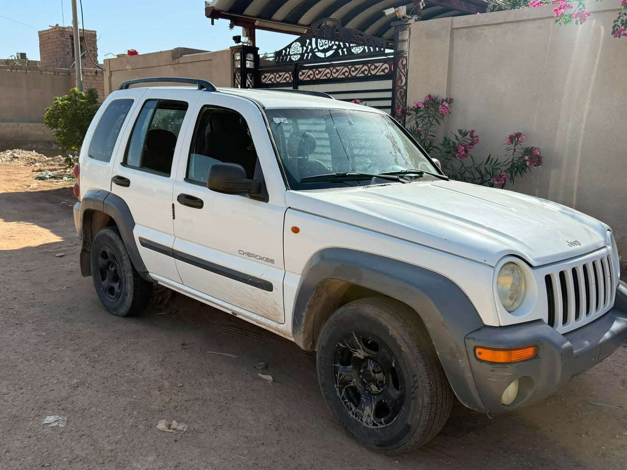 جيب ليبرتي (Jeep Liberty) موديل 2004 السيارة مال مزاد وزارة الداخلية (كتاب المزاد كامل وموجود وجاهز للتسجيل مباشرة باسم المشتري).
​المواصفات والوضع العام للسيارة:
​الأوراق والقانونية: يوجد كتاب المزاد كامل وجاهز، يعني تروح تسجل وتصدر اللوحات باسمك مباشرة بدون أي تعقيد السيارة مصبوغة عام بالكامل بسبب تغيير اللون (لأنها كانت تابعة لوزارة الداخلية) المحرك حالياً بيه صوت (البيع على أساس نقص محرك)، السيارة تمشي وتتحرك بس للأمانة يحتاج لها محرك أو تصليح الحداديه السعر ٣٢ ورقة  وبيها مجال شيء قليل. ​العنوان: ميسان - العمارة.
​📞 للشراي  يتصل ، ملاحظه  انا مكلف بالنشر اتصل ع الرقم للتفاصيل ***********
