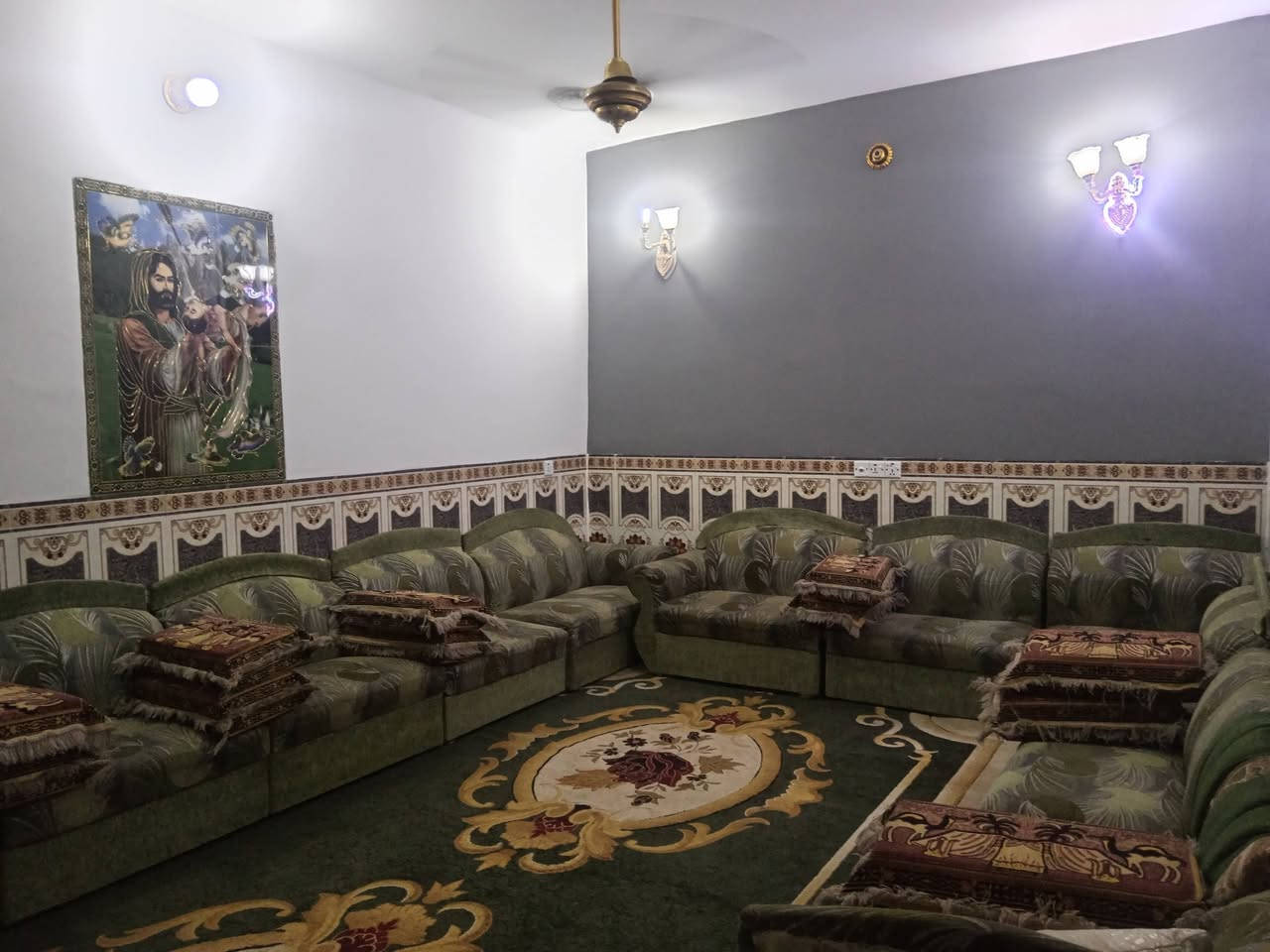 دار للبيع المساحه ٧٨٠ متر يحتوي على غرف نوم ٢ مع صالة مع استقبال مع مطبخ مع صحيات داخلية وا خارجية مع كراج كبير السعر خاص العنوان مقابيل سيد جواد فرع المضمد الاستفسار الاتصال على الرقم *********** الاتصال على الواتس اب
