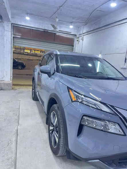 نيسان روغ (Nissan Rogue)
2. الفئة: SL (الأعلى تجهيزًا)
3. المحرك: 1.5 لتر VC-Turbo (توربو ثلاثي الأسطوانات)
4. القوة: 201 حصان
5. العزم: 255 نيوتن/متر
6. ناقل الحركة: أوتوماتيكي CVT (XTRONIC)
7. نظام الدفع: دفع رباعي ذكي (AWD) أو دفع أمامي (FWD) - [يرجى التحديد]
8. استهلاك الوقود: ممتاز (بمتوسط حوالي 13 كم/لتر)
9. المقاعد: 5 مقاعد مكسوة بالجلد الفاخر
10. شاشة العدادات: 12.3 بوصة رقمية قابلة لإعادة التشكيل
11. الشاشة الوسطية: شاشة لمس كبيرة (9 أو 12.3 بوصة)
12. نظام المساعدة: نظام ProPILOT Assist للقيادة شبه الذاتية
13. الرؤية: نظام كاميرات محيطية 360 درجة (Intelligent AVM)
14. التدفئة: مقاعد وعجلة قيادة مدفأة
15. التكييف: تحكم أوتوماتيكي ثلاثي المناطق
16. الميزات الإضافية: فتحة سقف بانورامية، جنوط ألمنيوم مميزة، باقة أمان Nissan Safety Shield 360.

علما ان سياره مكفوله 
وارد امريكي تقرير امطار
كل الكهربائيات مكفوله شرط الحاسبه

رقم صاحب سيارة ***********
