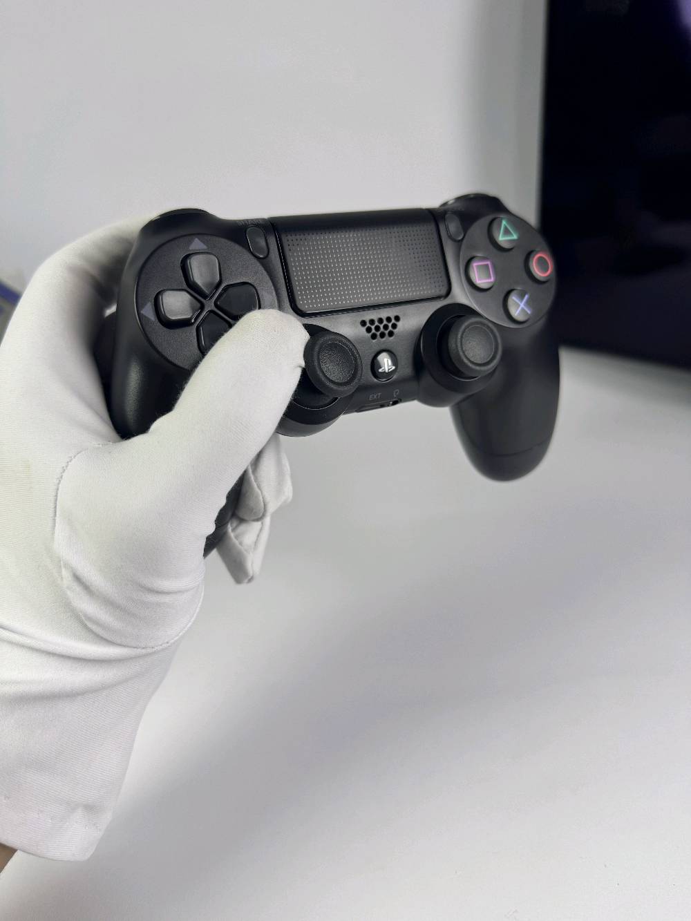 يد تحكم لاسلكية PS4 DualShock 4

مع ضمان لمدة سنة

استمتع بتجربة لعب مريحة ودقيقة مع يد تحكم DualShock 4 المتوافقة مع جهاز PlayStation 4. تتميز بتصميم مريح، أزرار استجابة سريعة، وعصاتي تحكم تناظريتين تمنحان تحكماً سلساً أثناء اللعب.

المميزات:

اتصال لاسلكي عبر البلوتوث.
لوحة لمس (Touch Pad) مدمجة.
أزرار SHARE و OPTIONS.
مكبر صوت مدمج.
بطارية قابلة لإعادة الشحن.
منفذ Micro USB للشحن.
تصميم مريح للاستخدام لفترات طويلة.
متوافقة مع أجهزة PS4 وبعض أجهزة الكمبيوتر.

محتويات العلبة:

يد تحكم لاسلكية DualShock 4.
كيبل شحن USB.
علبة المنتج.