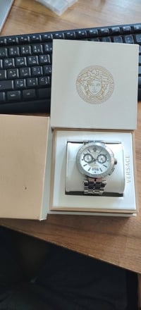 فيرساتشي • اصليه • حركة سويسرية