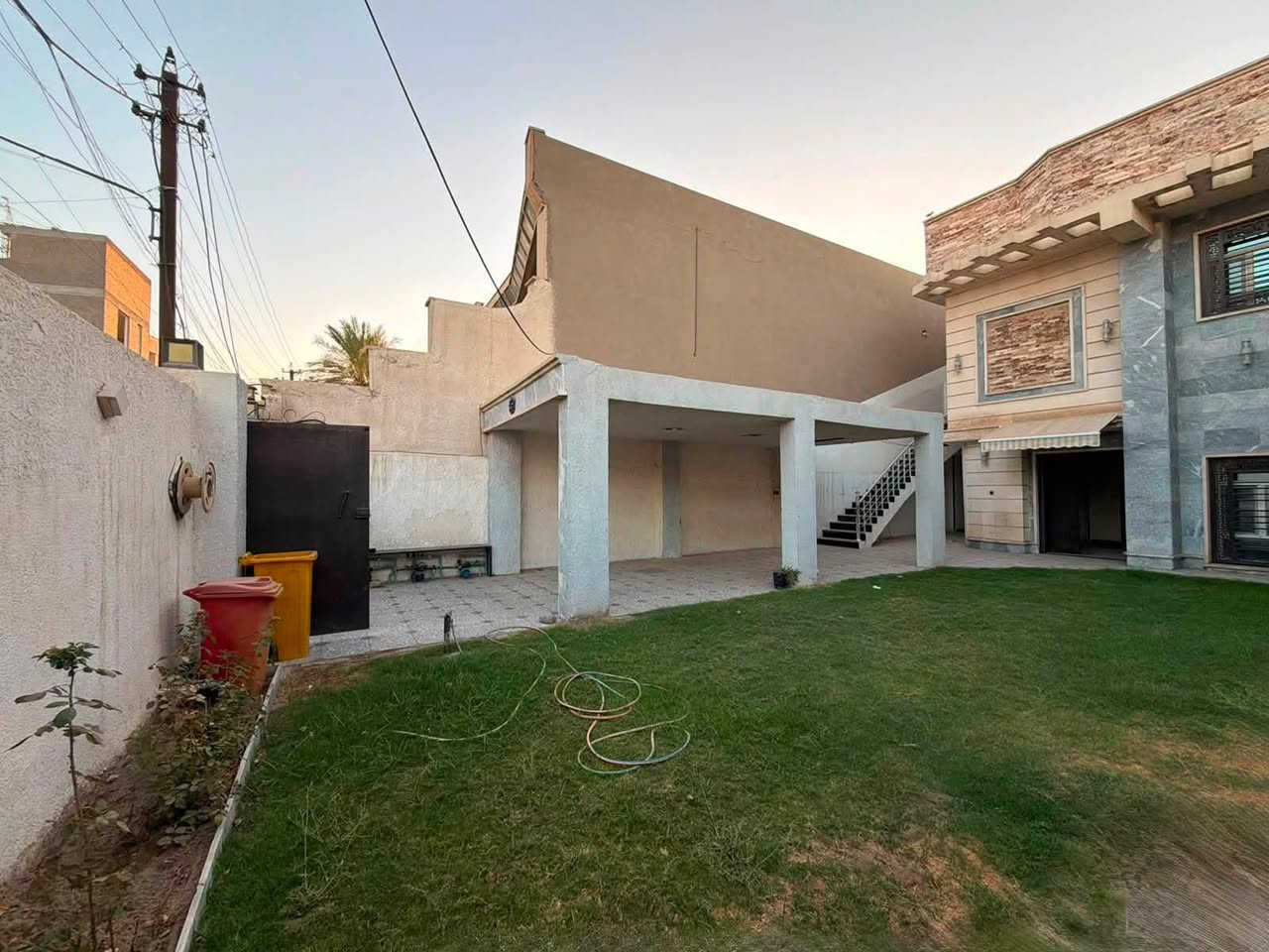 منزل حديث للأيجار في الكرادة
تجاري فقط 
المساحة 350 متر 
كراج سيارة عدد 3
حديقة كبيرة
صالة استقبال عدد 2
غرف نوم عدد 7 
موقع مميز للشركات والمؤسسات في الكرادة 
لتفاصيل أكثر الاتصال على الرقم 
***********
