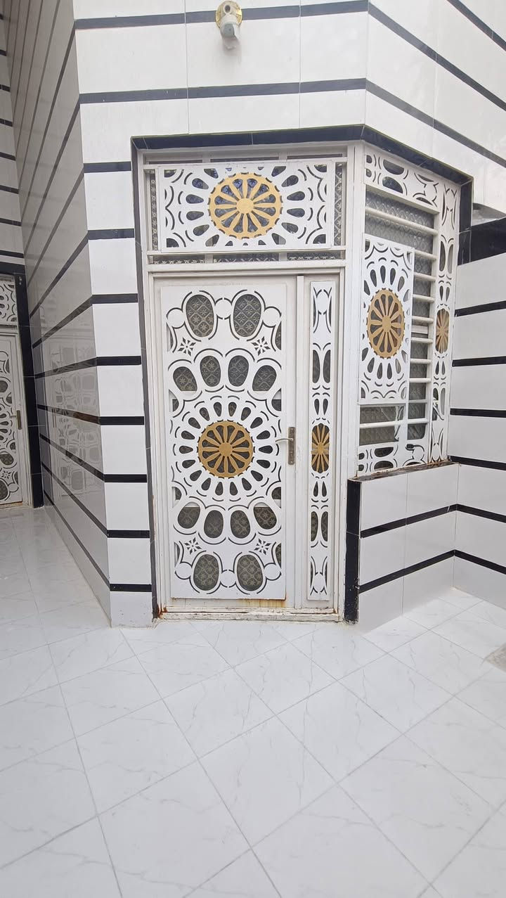 بيت للبيع  حي النصر شارع البانزين 
خانة – طريق الجنة، عامود 66

المساحة: 100 متر  طابقين 

تفاصيل البيت:
 • الطابق الأول: استقبال، صالة، غرفة نوم، مطبخ مكشوف، حمام وتواليت داخل البيت، بالإضافة إلى تواليت في الطارمة.
 • الطابق الثاني: غرفة نوم، حمام وتواليت، صالة، وسطح.
 • الطابق الثالث: سطح فقط.

المواصفات:
 • يحتوي البيت على سخان ماء، تانكي 
ماء، وواير مولد. و بناء حدث 

السعر المطلوب  176م..  ***********
